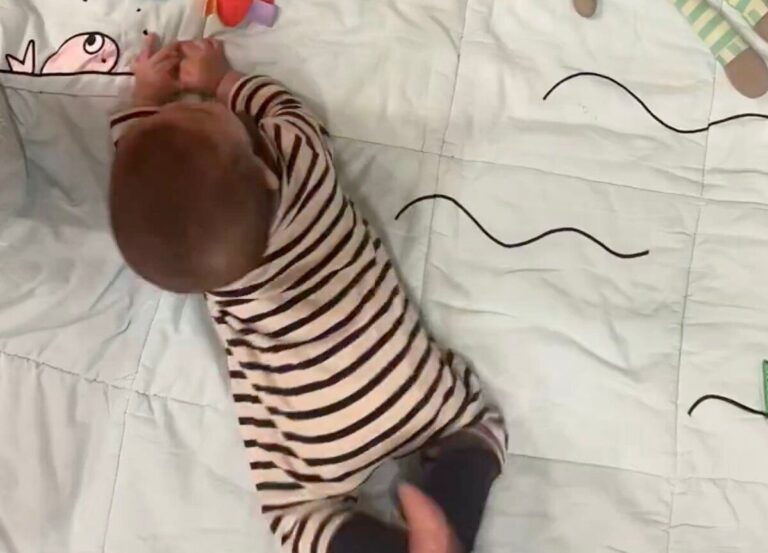 7カ月の赤ちゃんが寝転がったまま自力でロンパースを脱ぐ動画に、3.1万いいね!!器用すぎて「50回くらい再生しました」とリピする人続出！