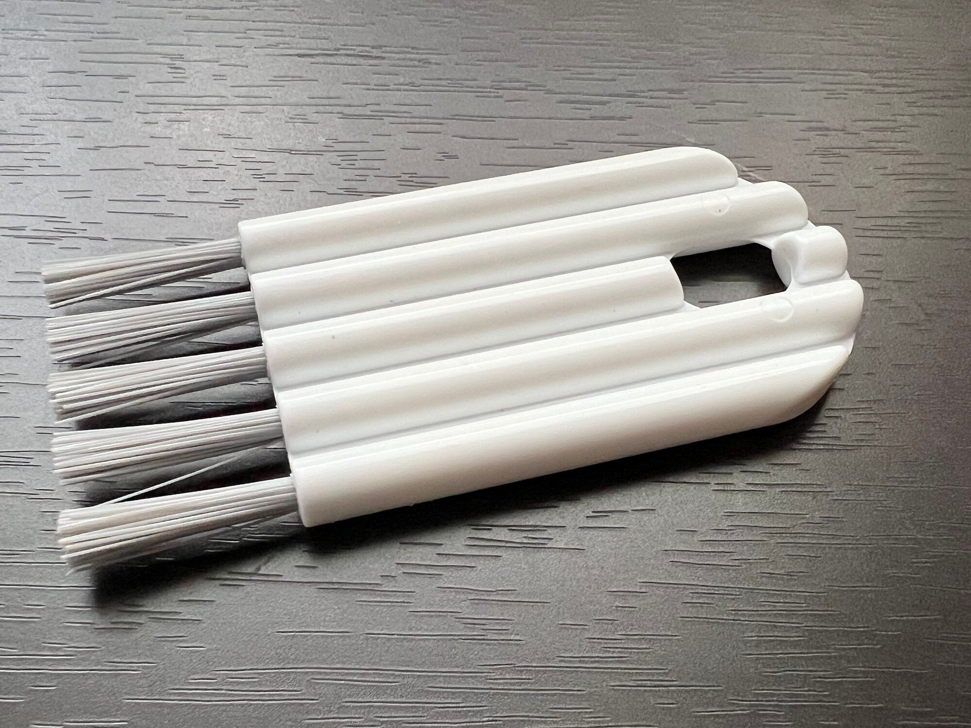 【ダイソー】水筒のフタの内側が洗いにくい問題を一発解決!細かい溝やカーブの部分にもしっかりとブラシが入り込んでくれる優秀ブラシ