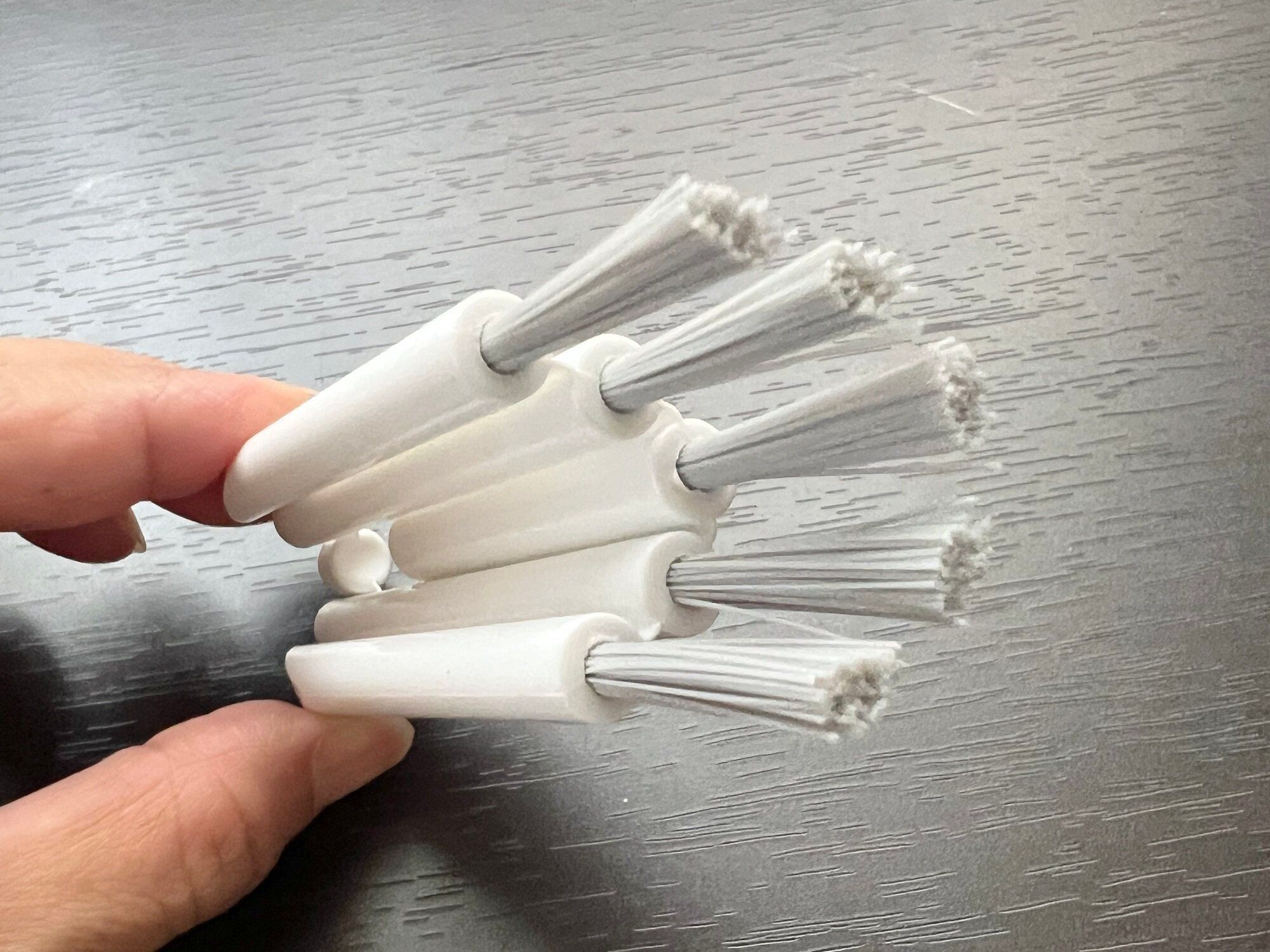 【ダイソー】水筒のフタの内側が洗いにくい問題を一発解決!細かい溝やカーブの部分にもしっかりとブラシが入り込んでくれる優秀ブラシ