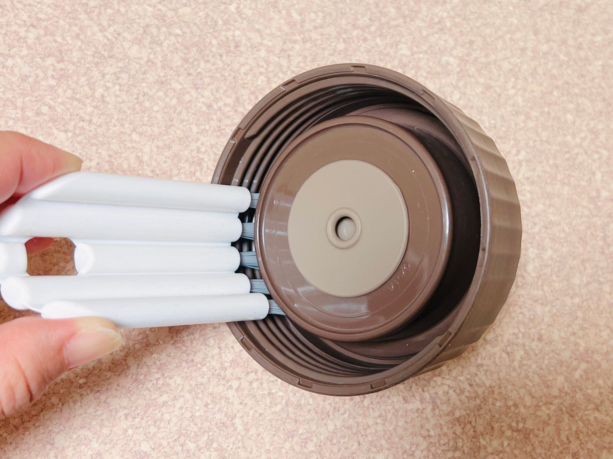 【ダイソー】水筒のフタの内側が洗いにくい問題を一発解決!細かい溝やカーブの部分にもしっかりとブラシが入り込んでくれる優秀ブラシ