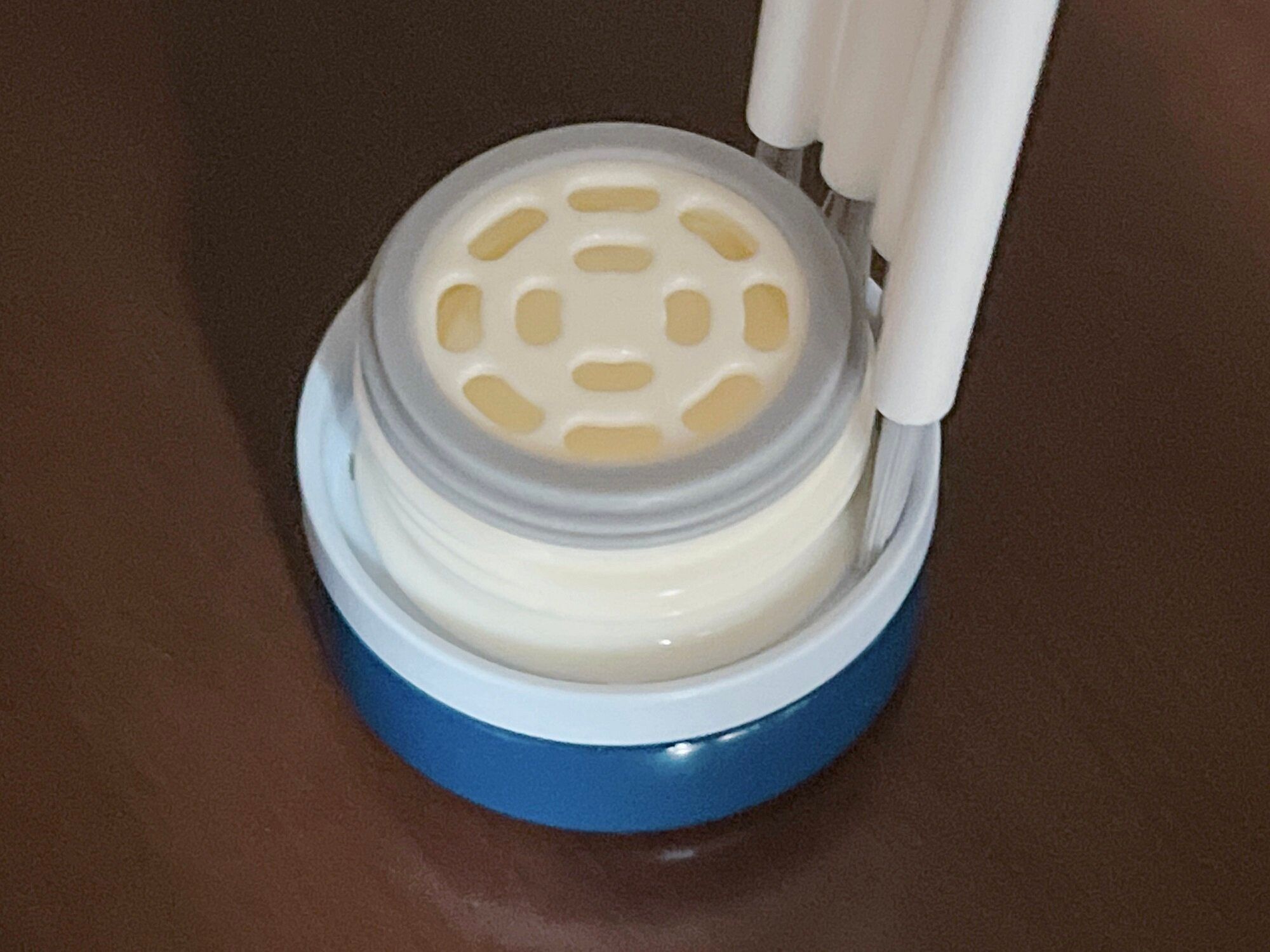 【ダイソー】水筒のフタの内側が洗いにくい問題を一発解決!細かい溝やカーブの部分にもしっかりとブラシが入り込んでくれる優秀ブラシ