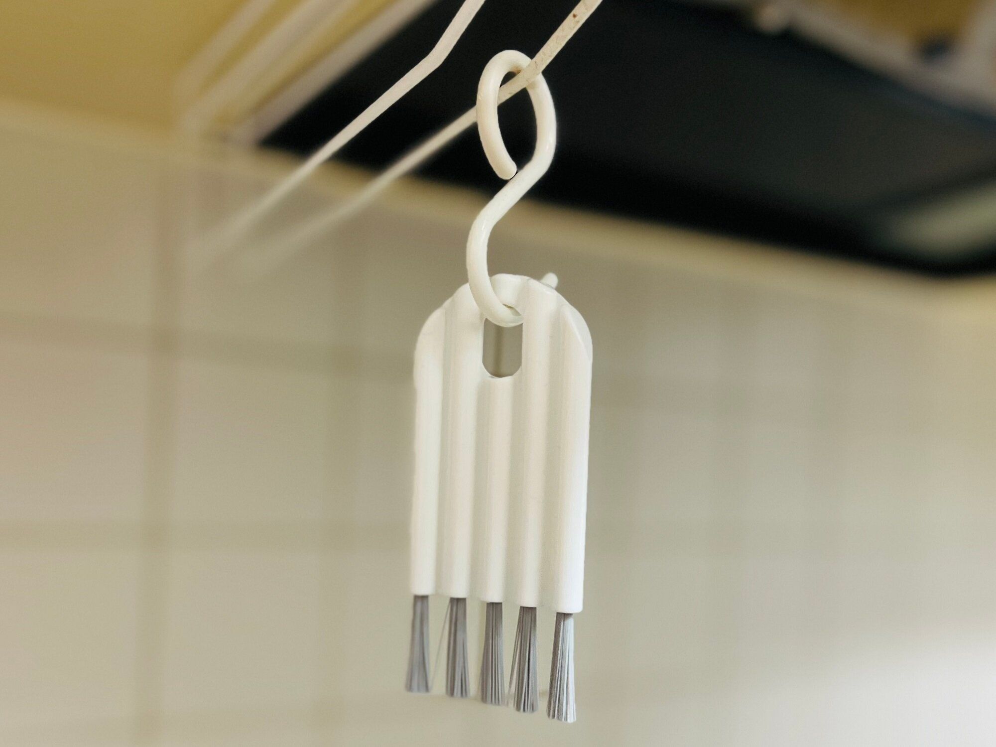 【ダイソー】水筒のフタの内側が洗いにくい問題を一発解決!細かい溝やカーブの部分にもしっかりとブラシが入り込んでくれる優秀ブラシ