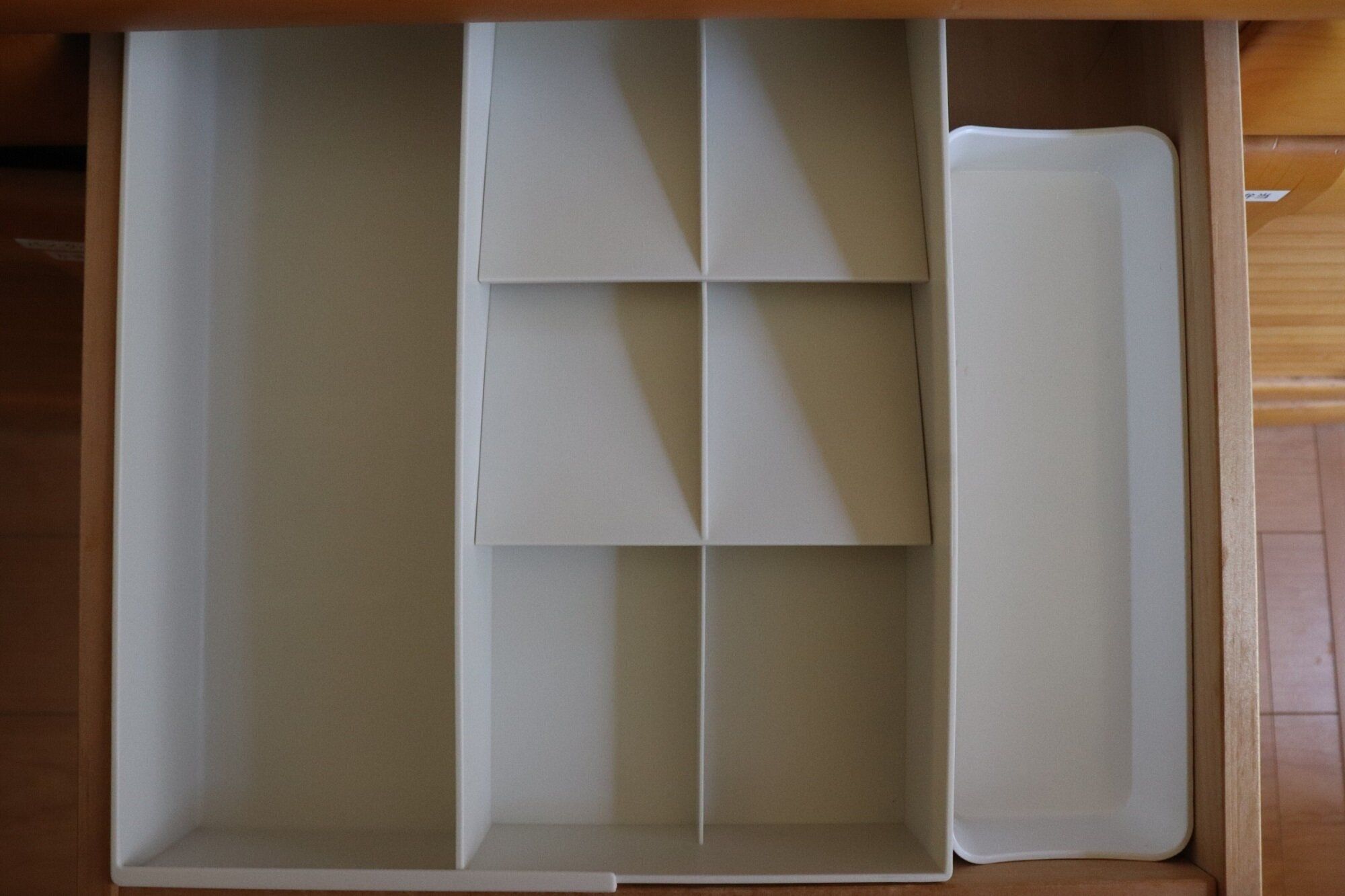 【3COINS】どんな引き出しでもシンデレラフィット!?スリコで見つけた550円収納グッズはキッチンで活躍間違いなし