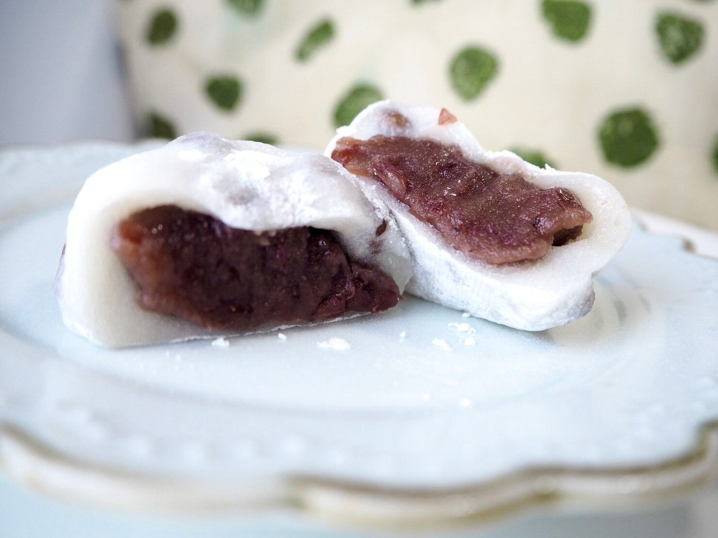 シャトレーゼ「白州名水 塩豆大福」断面写真