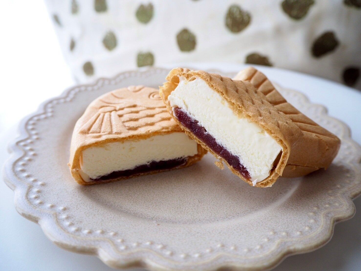 シャトレーゼ「和菓子アイス たい焼き最中バニラ しっぽまであん」断面写真