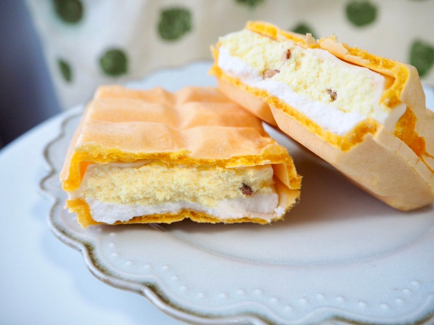 シャトレーゼ「DESSERTモナカ　瀬戸内レモンタルト」断面写真