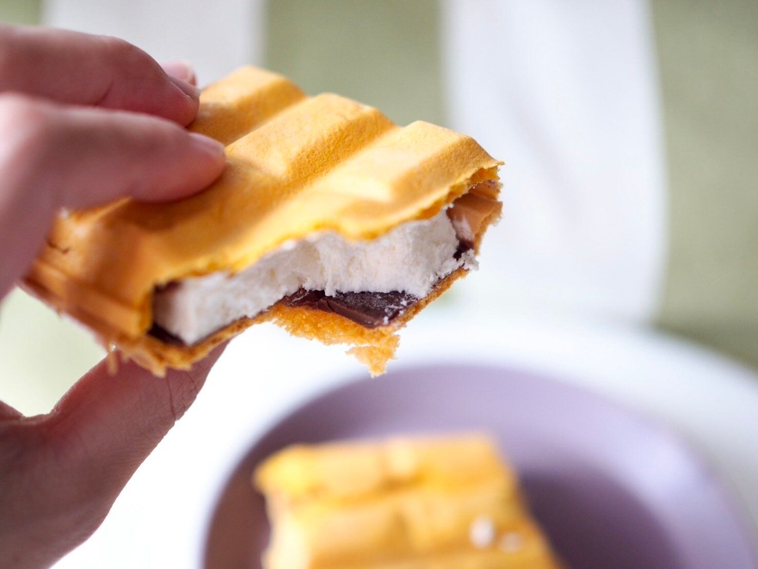 シャトレーゼ「こんがり板チョコモナカ」断面写真