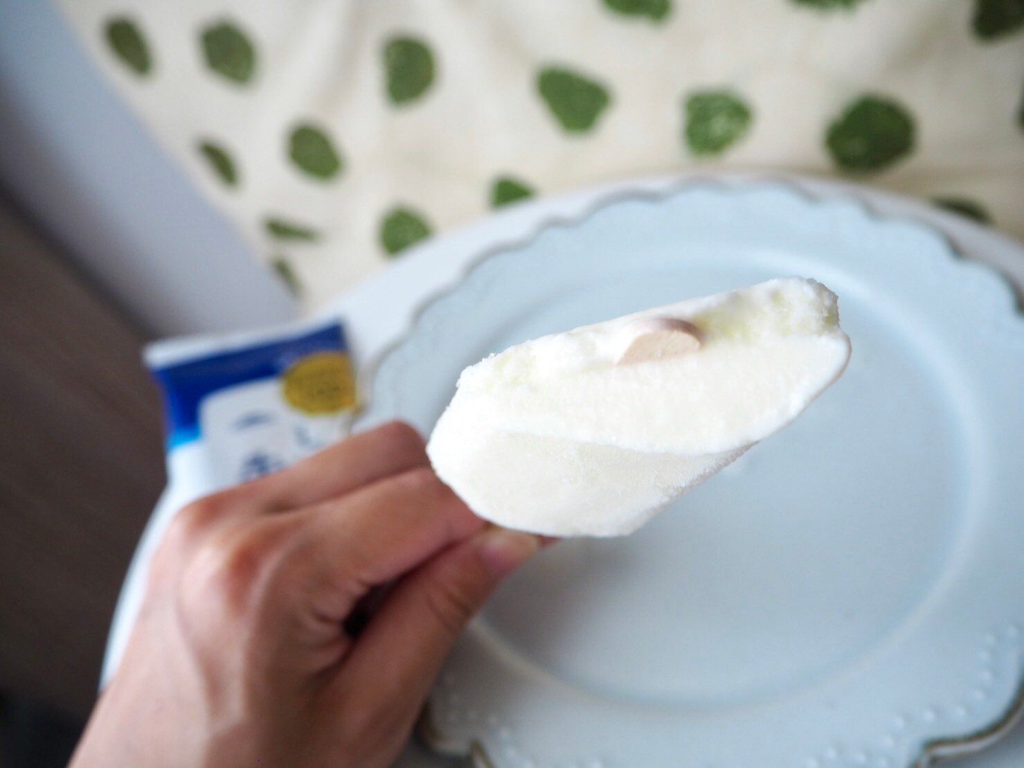 シャトレーゼ「八ヶ岳南牧村契約牧場しぼりたて牛乳バー」断面写真