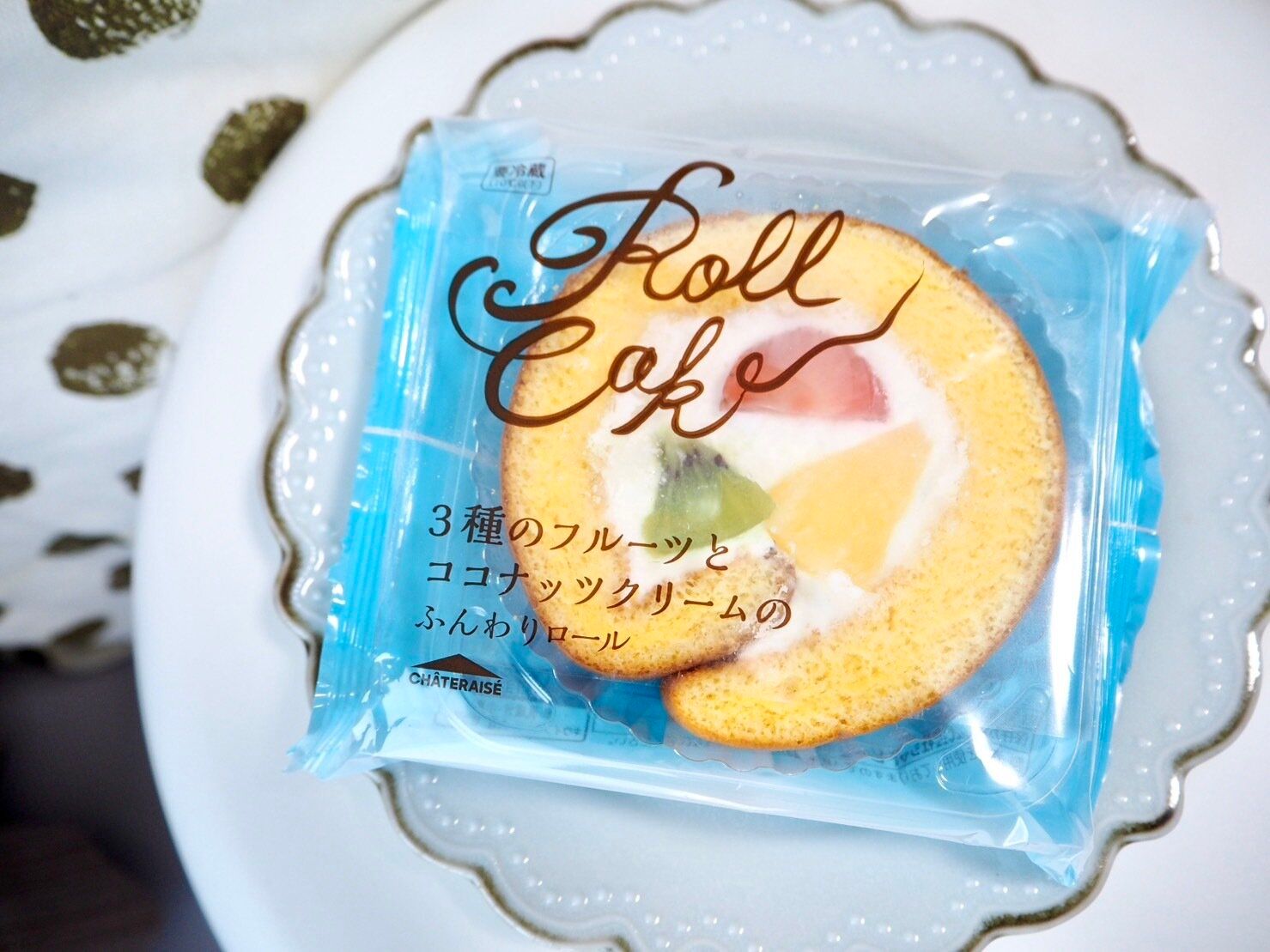 シャトレーゼ「3種のフルーツとココナッツクリームのふんわりロール」商品写真