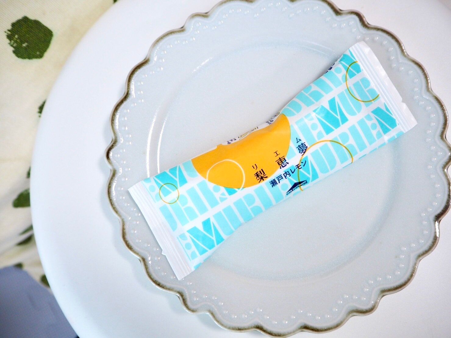 シャトレーゼ「梨恵夢　瀬戸内レモン」商品写真