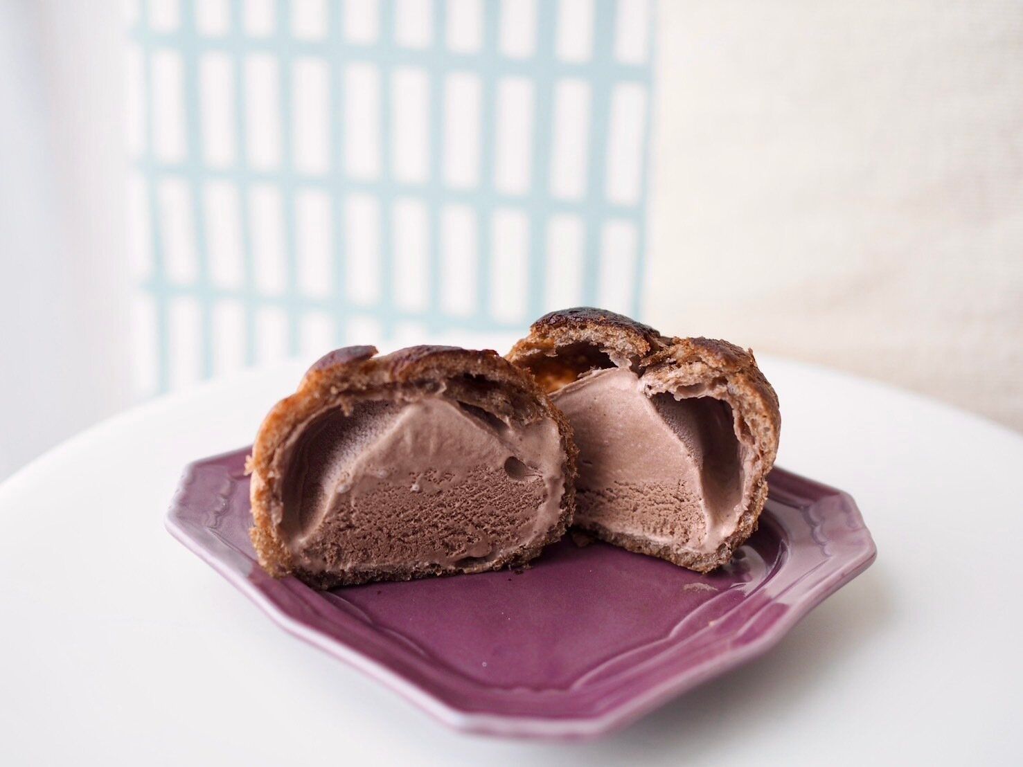 シャトレーゼ「ふっくらシューアイス ミルクチョコ」断面写真