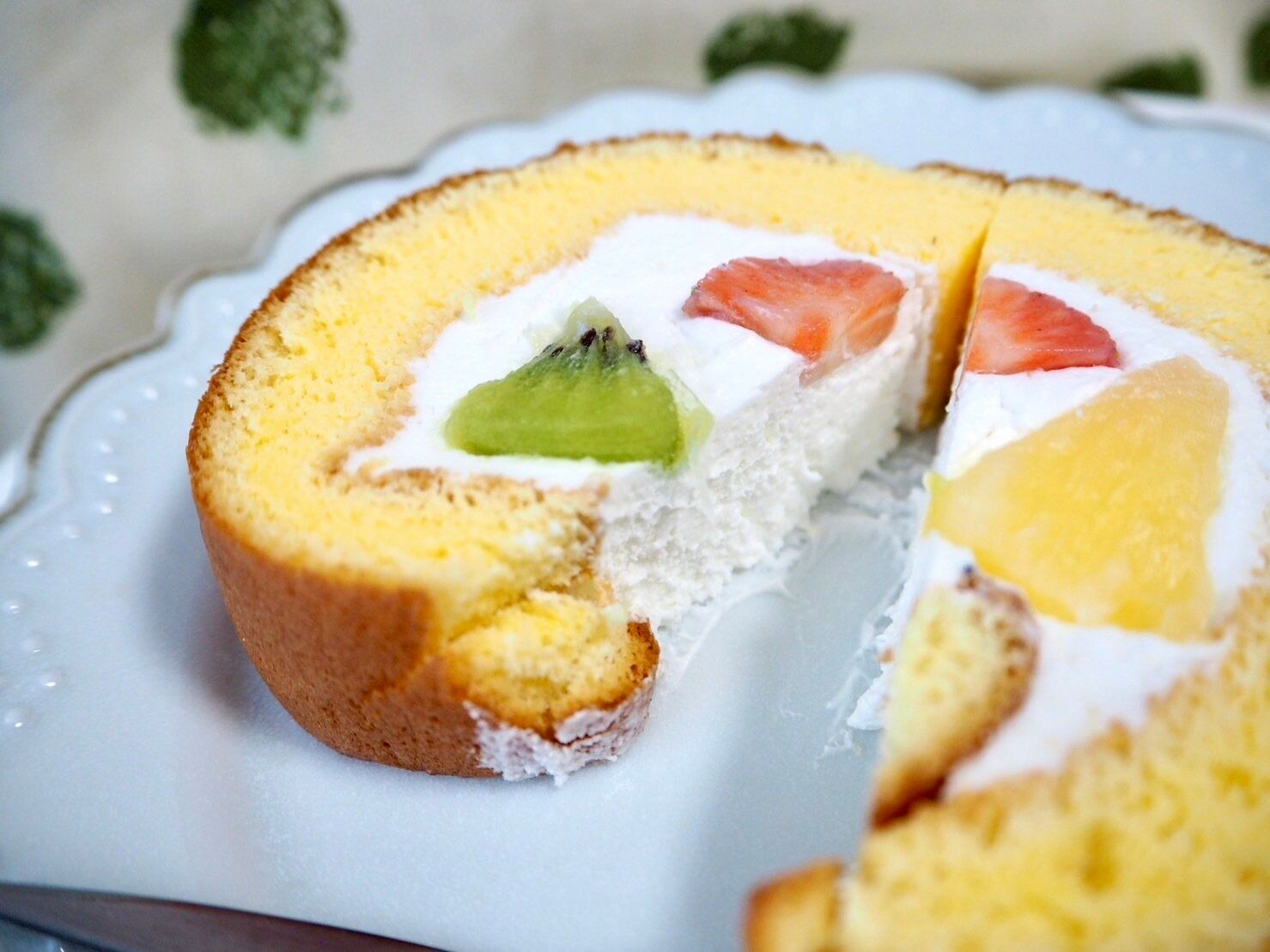 シャトレーゼ「3種のフルーツとココナッツクリームのふんわりロール」断面写真