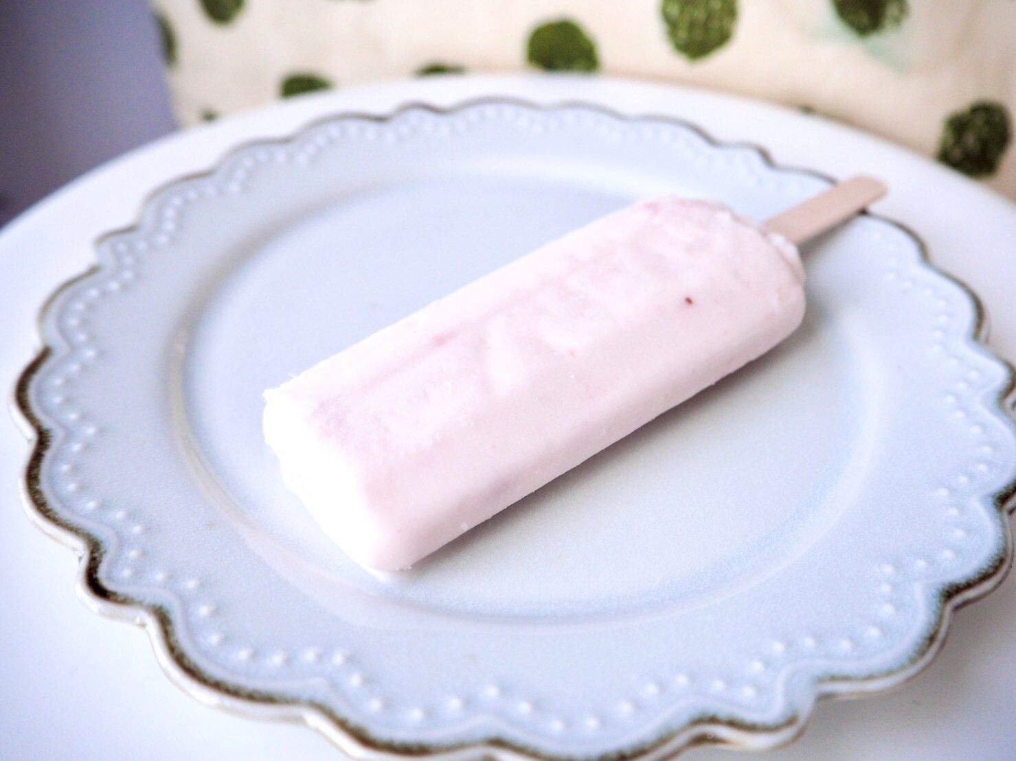 シャトレーゼ「八ヶ岳南牧村契約牧場しぼりたて牛乳バー いちご」開封後写真