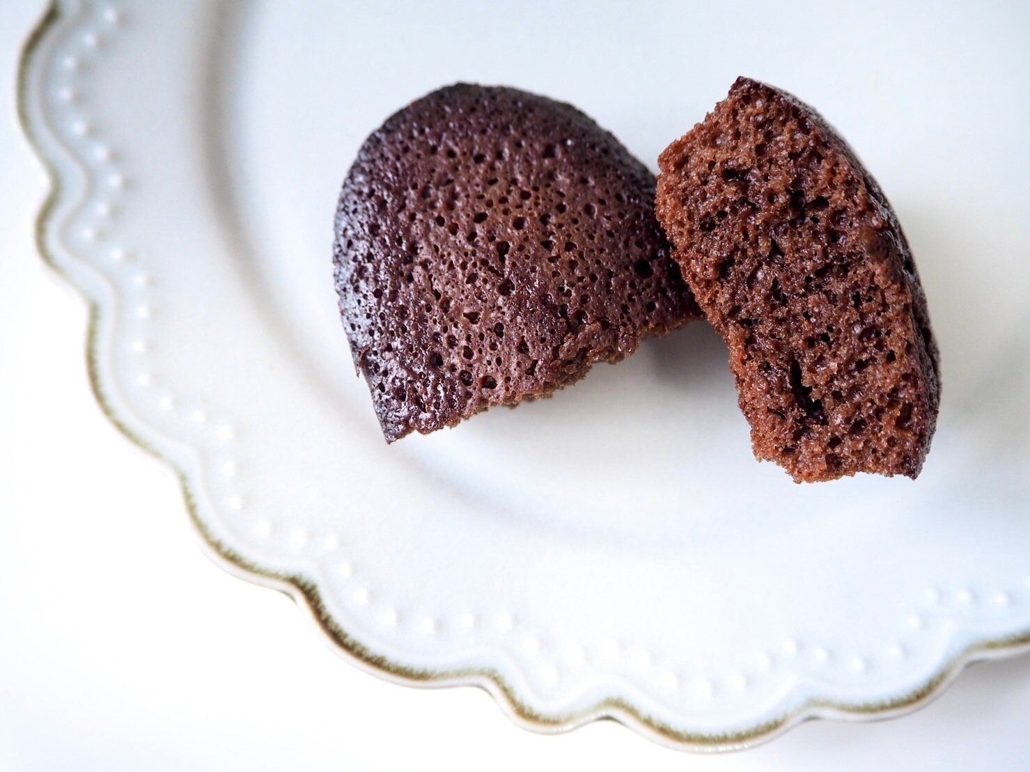 シャトレーゼ「ショコラフィナンシェ」断面写真