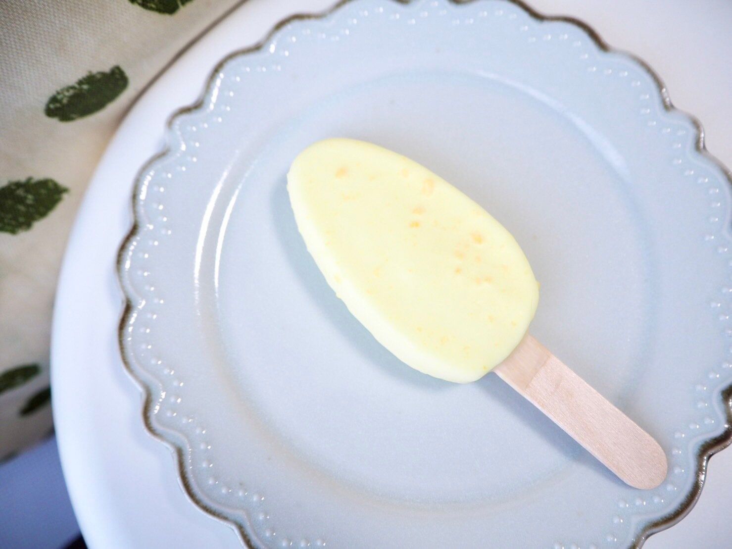 シャトレーゼ「ピュルテ 瀬戸内レモン＆ ホワイトチョコ レモンチップ入り」開封後写真