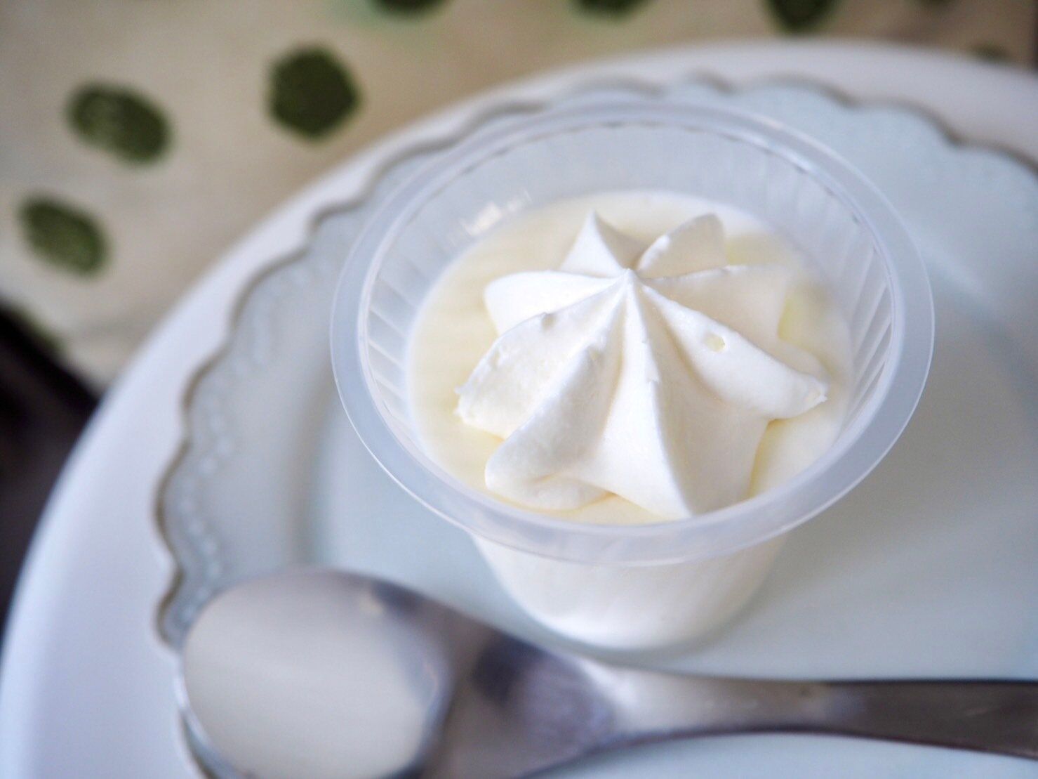 シャトレーゼ「八ヶ岳南牧村契約牧場しぼりたて牛乳プリン」開封後写真