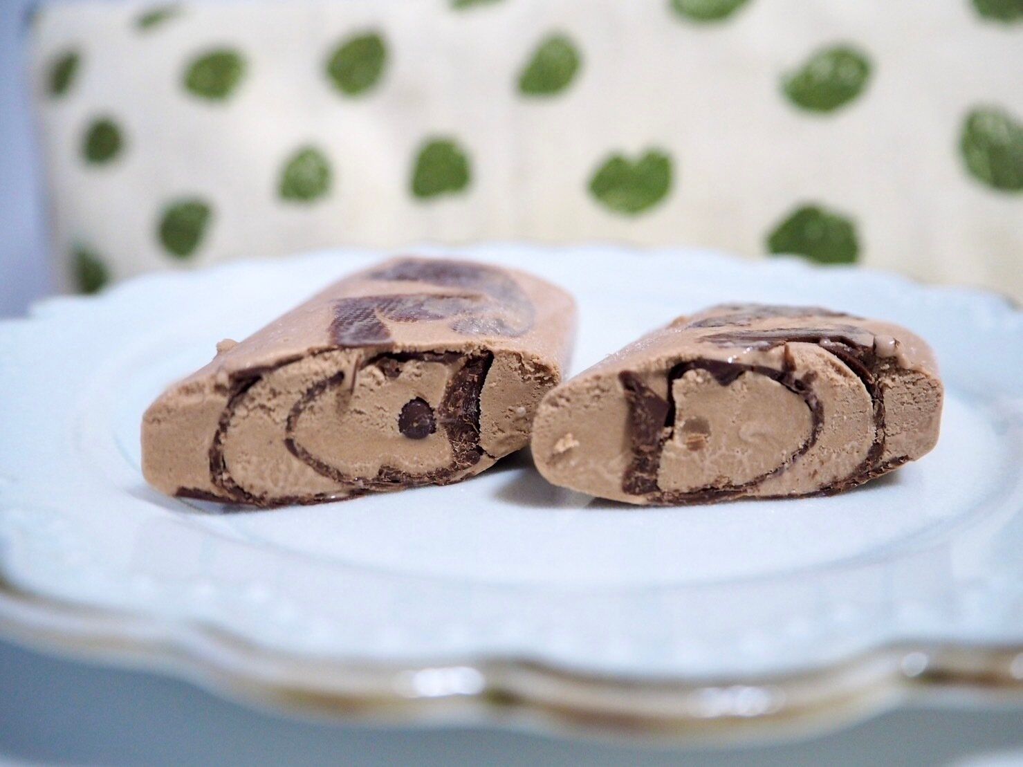 シャトレーゼ「濃いチョコバッキー　濃厚ショコラ」断面写真