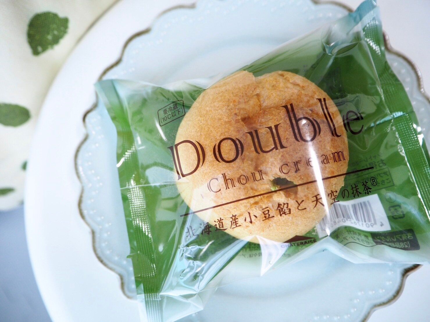 シャトレーゼ「北海道産小豆餡と天空の抹茶ダブルシュー」商品写真