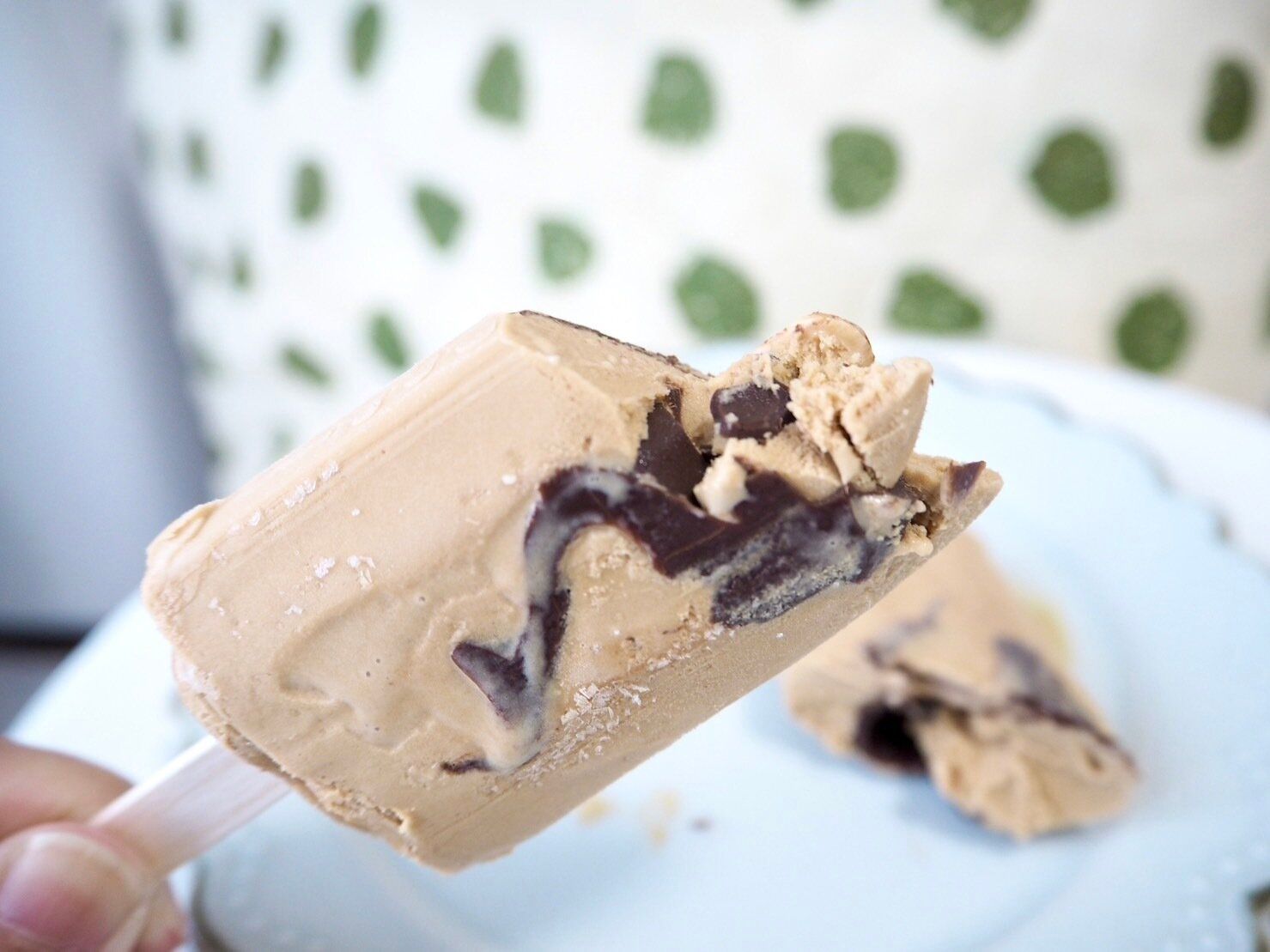 シャトレーゼ「大人のチョコバッキー　焦がしバターキャラメル」断面写真