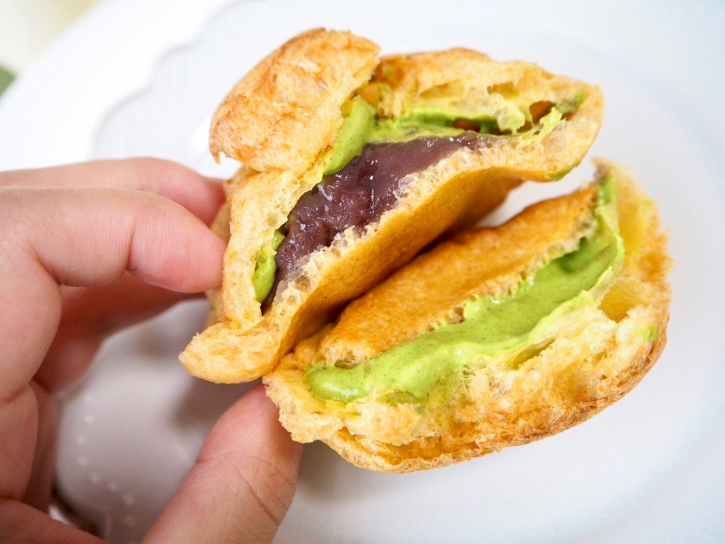 シャトレーゼ「北海道産小豆餡と天空の抹茶ダブルシュー」断面写真