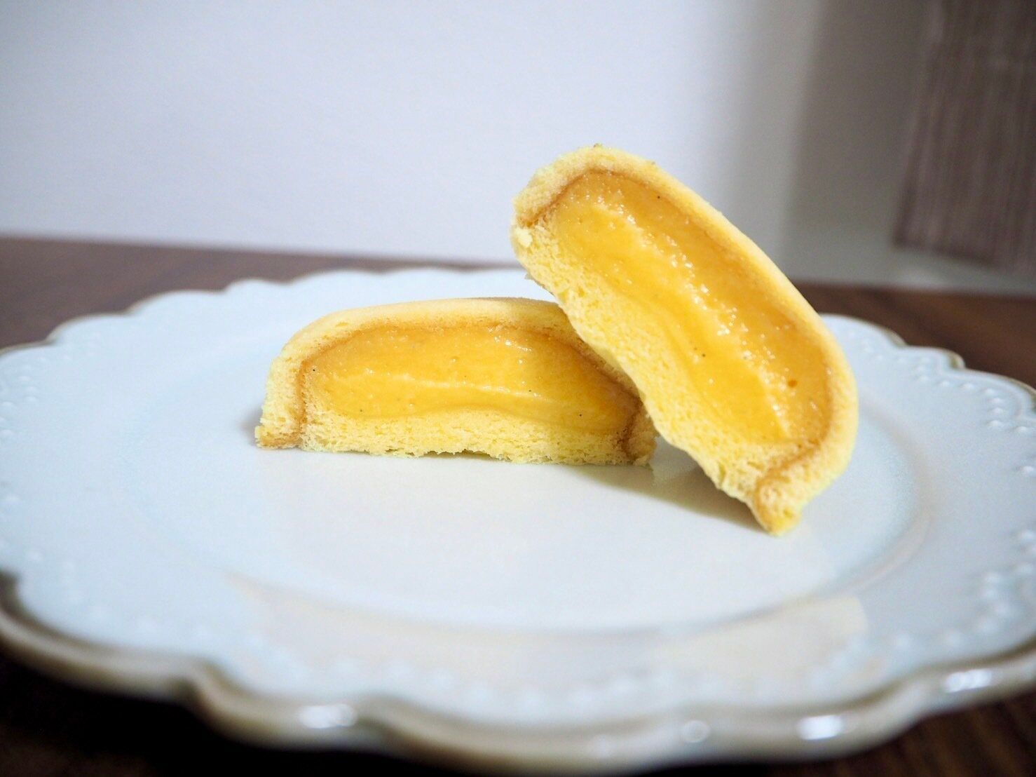 シャトレーゼ「ふんわりムーン　カスタード」断面写真