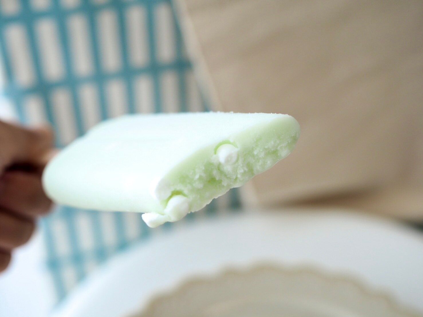 シャトレーゼ「ラムネアイスバー 6本入」断面写真