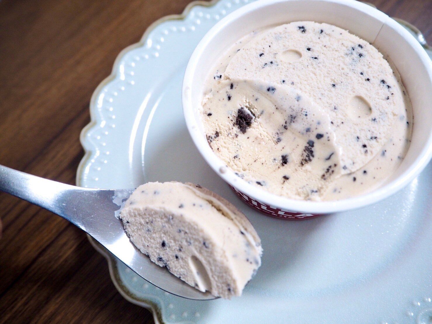 シャトレーゼ「たっぷりクッキー&バニラ」断面写真