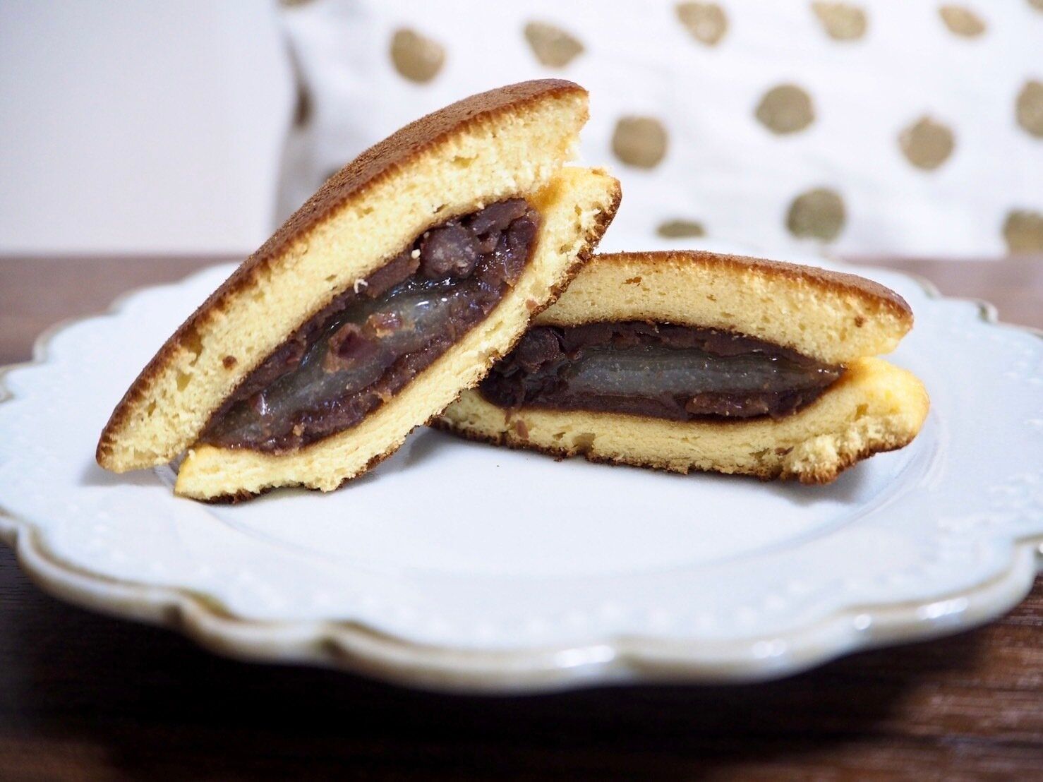 シャトレーゼ「沖縄県産黒糖どらやき 餅入り」断面写真