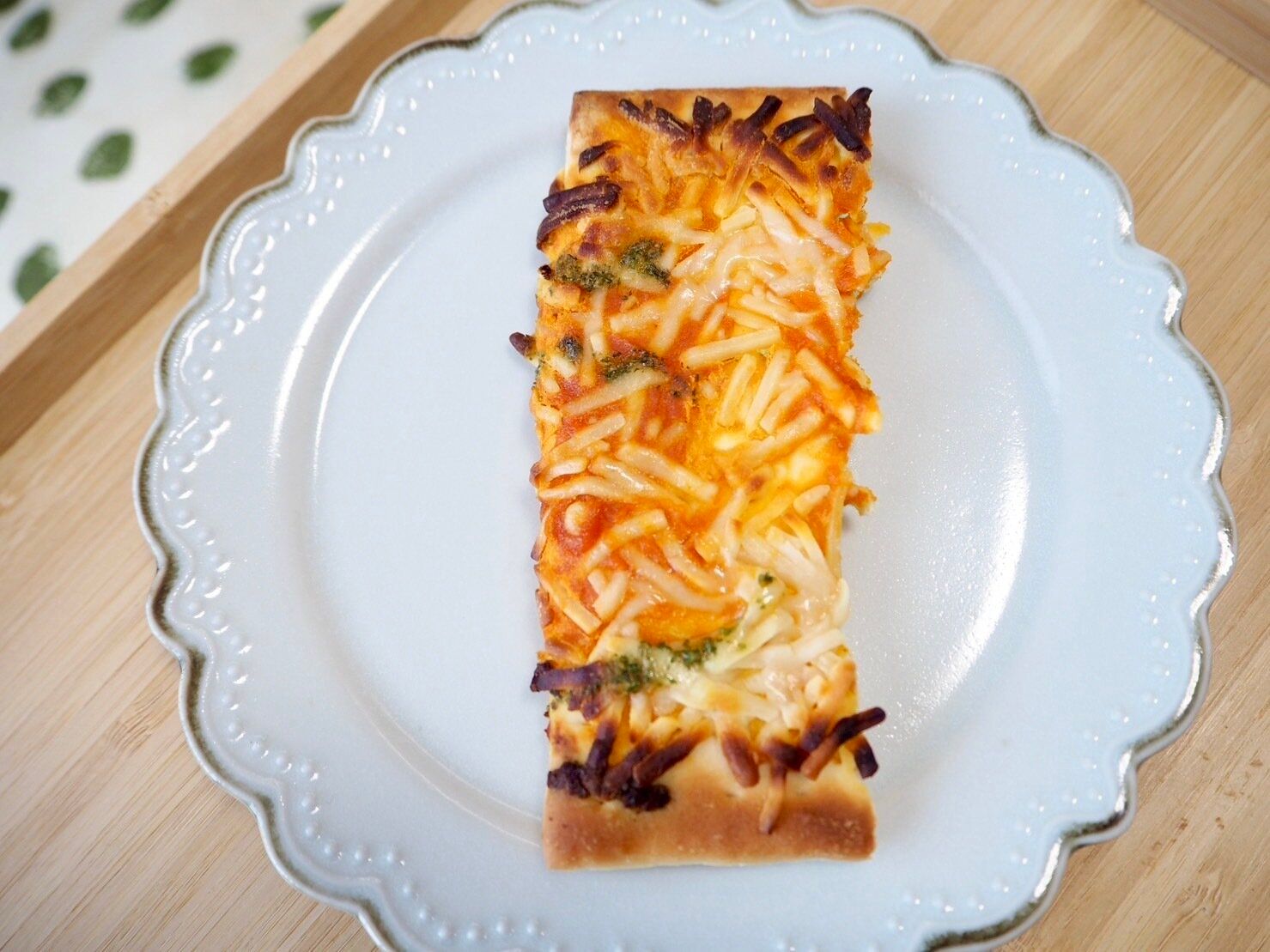 シャトレーゼ「オーブンでそのまま焼けるピザ マルゲリータ」開封後写真