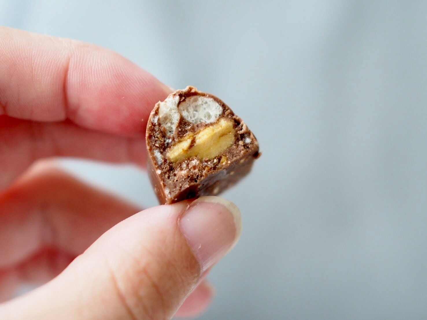 シャトレーゼ「ソルトチョコレートクランチ ライスクラッカー」断面写真