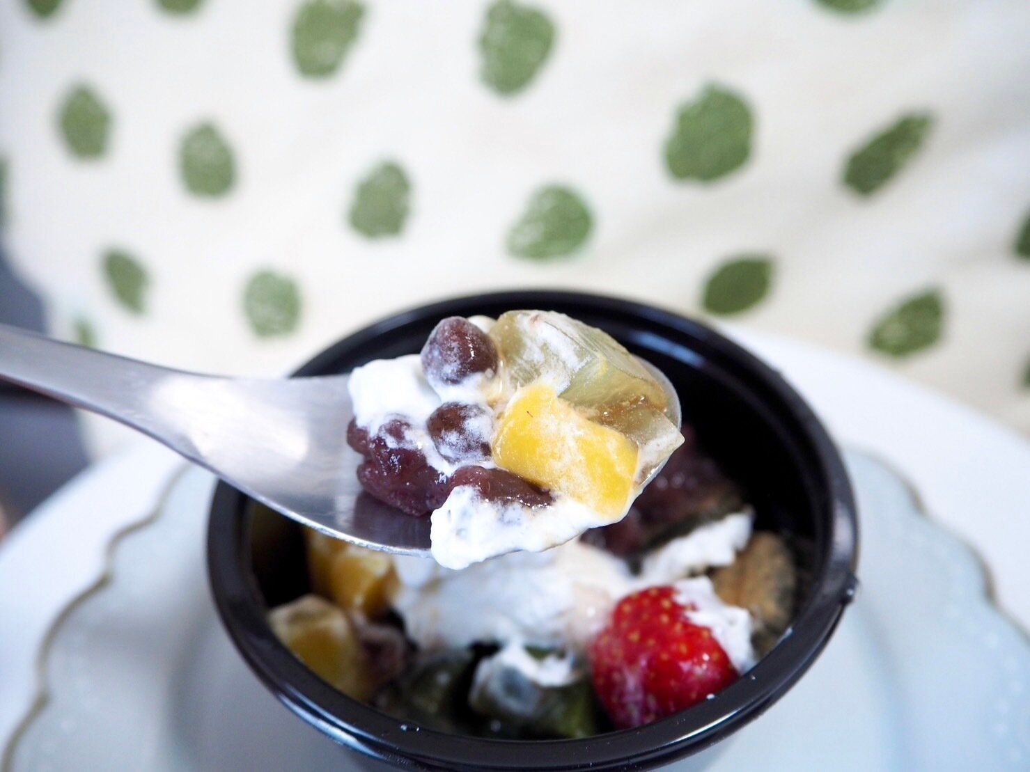 シャトレーゼ「鹿児島抹茶のわらび餅クリームあんみつ」開封後写真