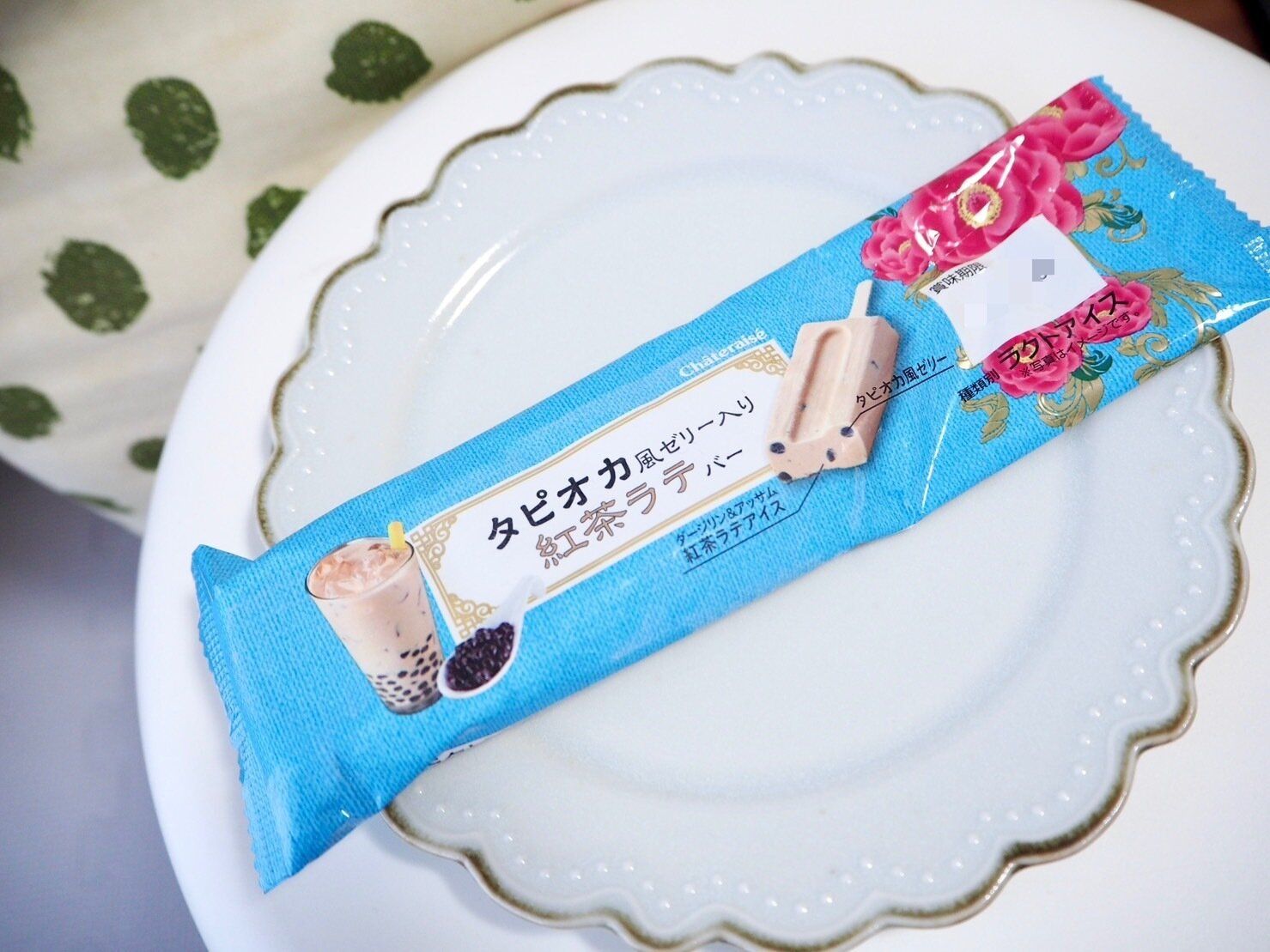 シャトレーゼ「タピオカ風ゼリー入り紅茶ラテバー」商品写真