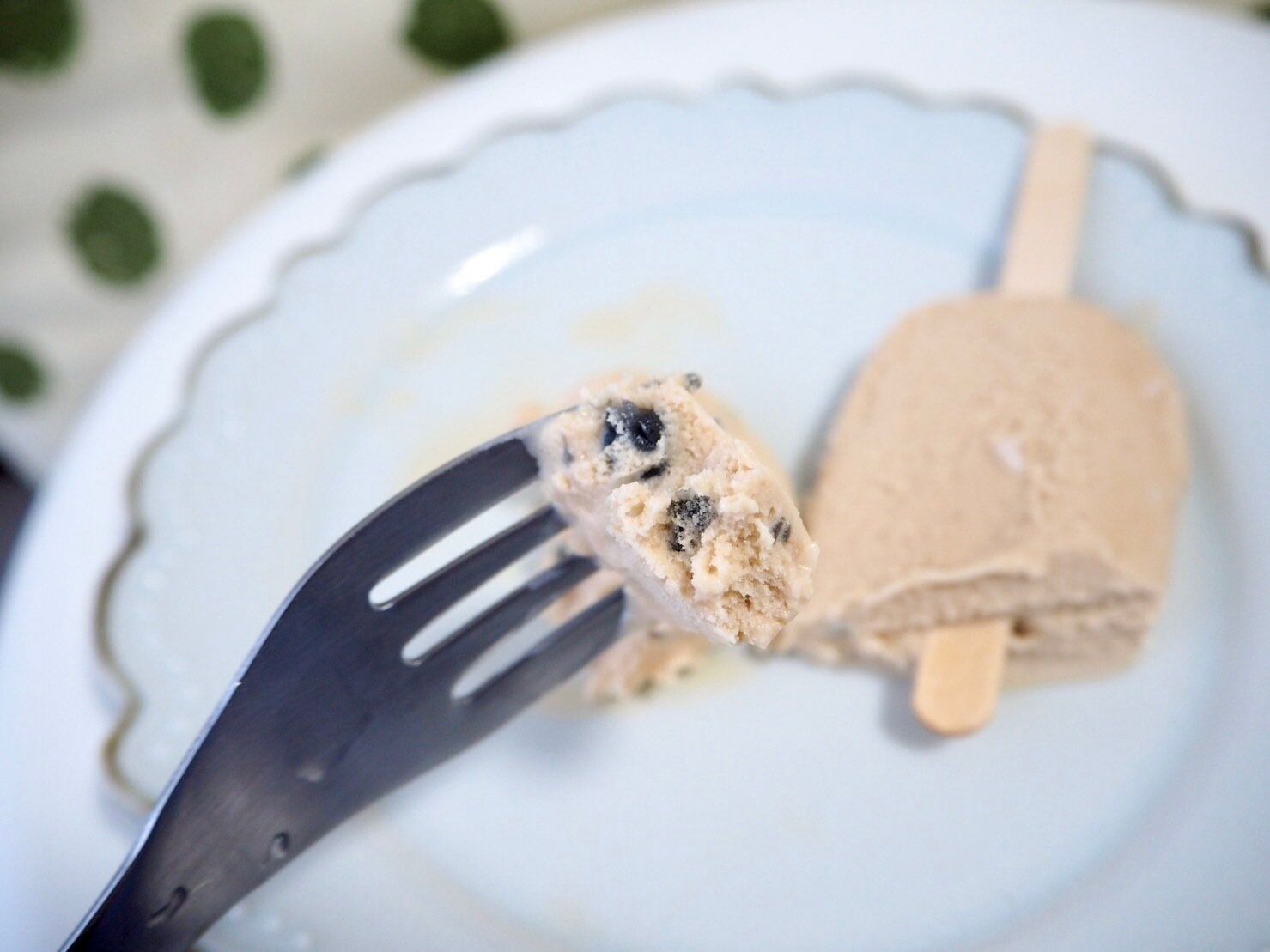 シャトレーゼ「タピオカ風ゼリー入り紅茶ラテバー」断面写真