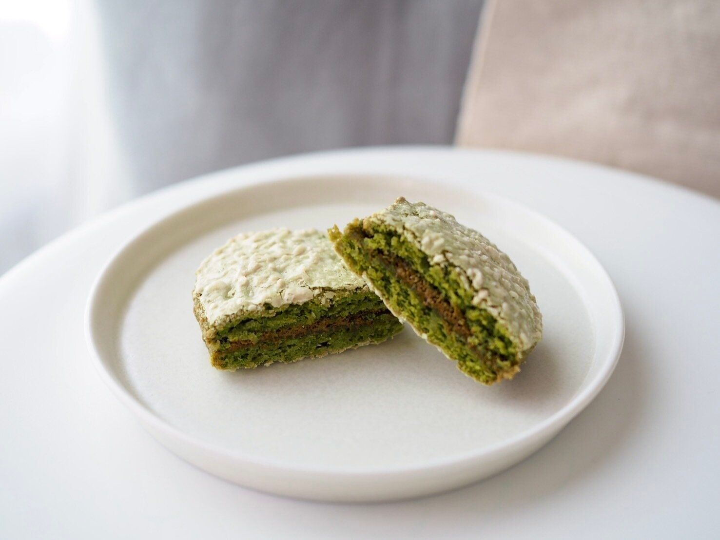 シャトレーゼ「ダックワーズ 宇治抹茶」断面写真