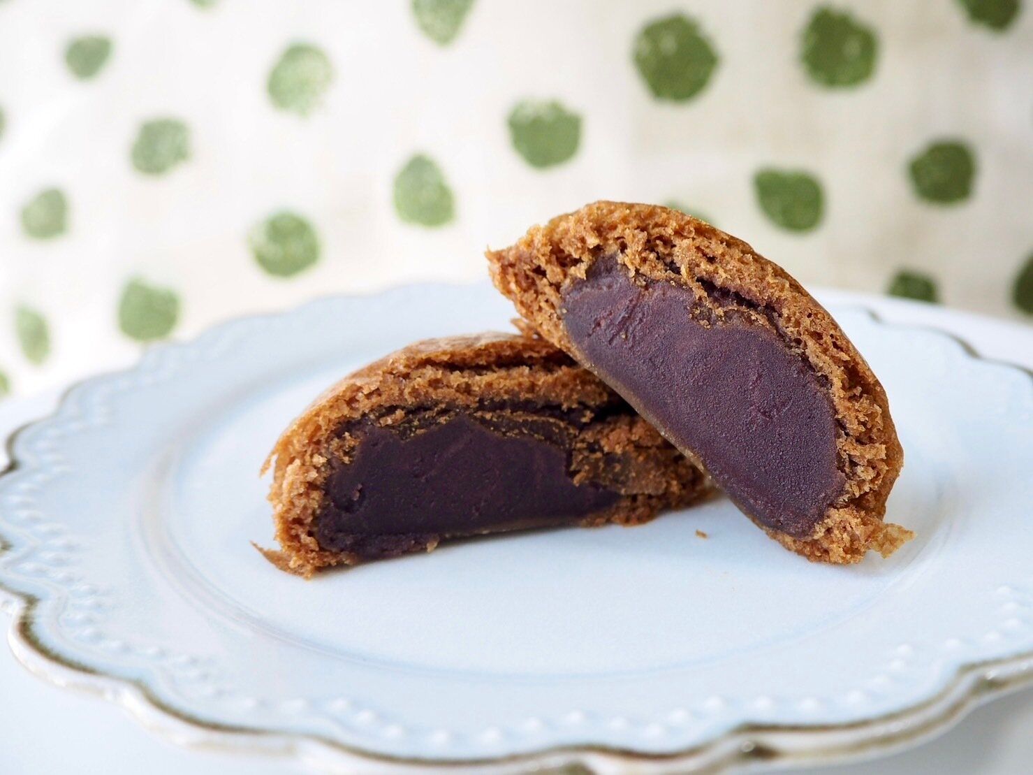 シャトレーゼ「沖縄黒糖饅頭」断面写真