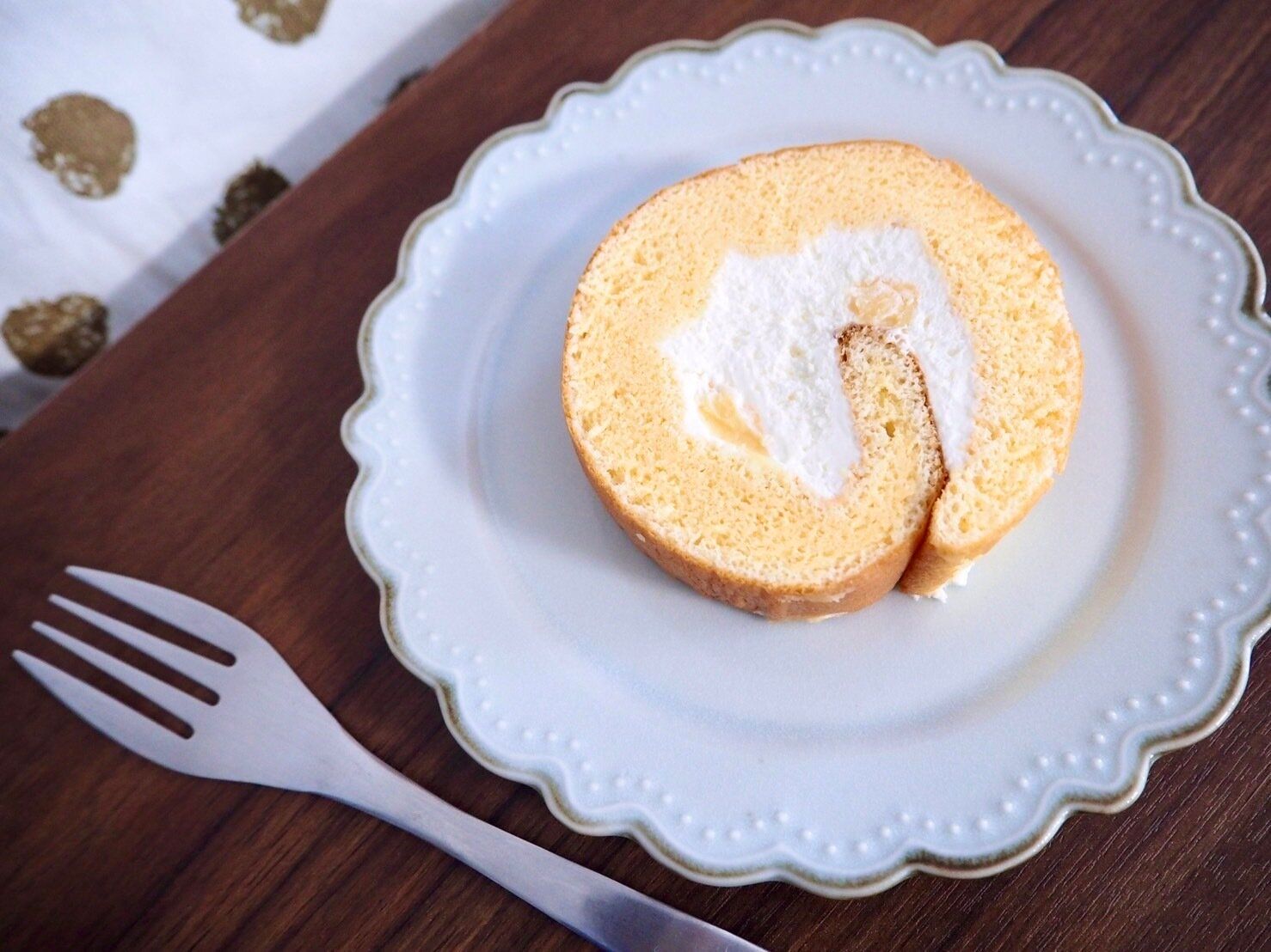 シャトレーゼ「うみたて卵のふんわり厚切りロール」開封後写真