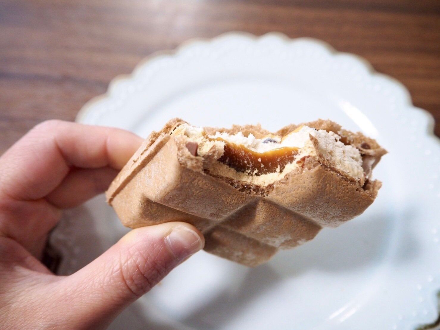 シャトレーゼ「デザートモナカ キャラメル・サレ」断面写真