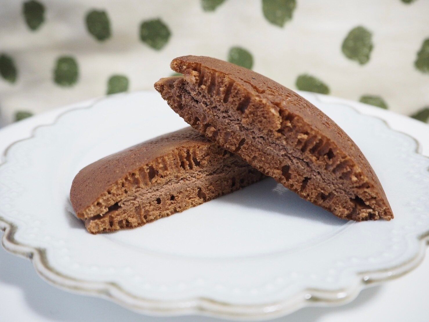 シャトレーゼ「糖質88%カットのショコラどらやき」断面写真