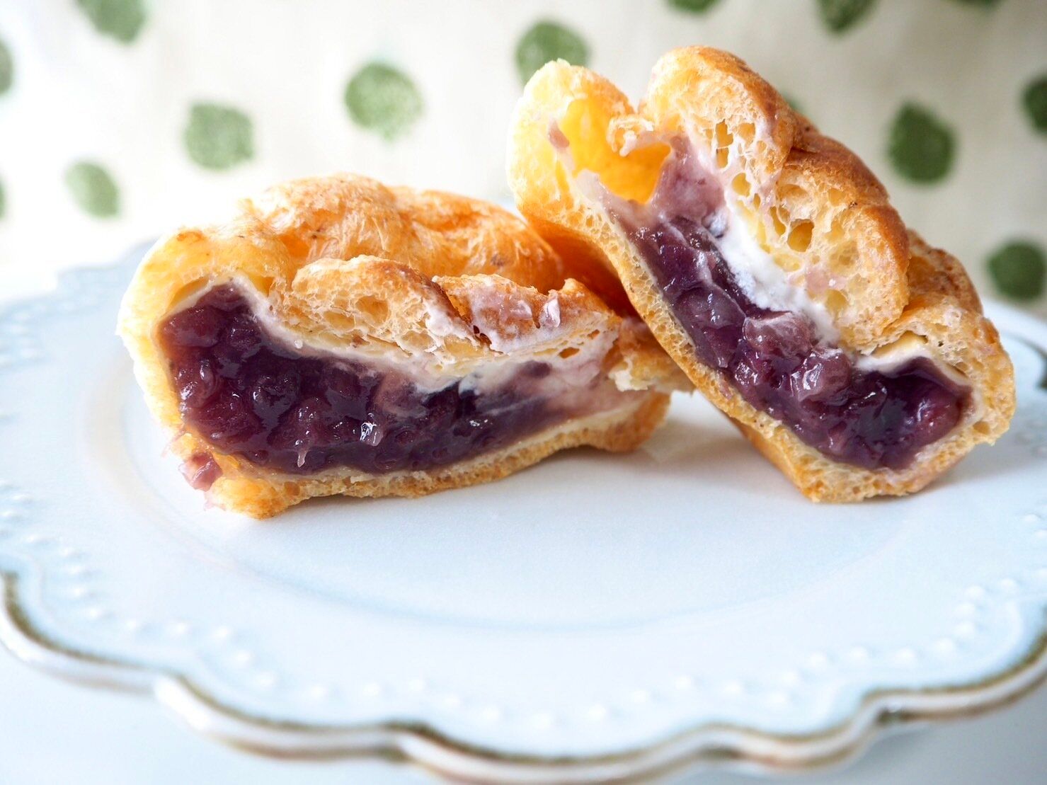 シャトレーゼ「北海道産小豆餡と純生クリームのダブルシュー」断面写真