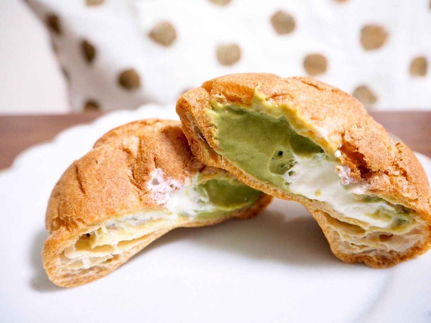 シャトレーゼ「宇治抹茶のダブルシュー」断面画像