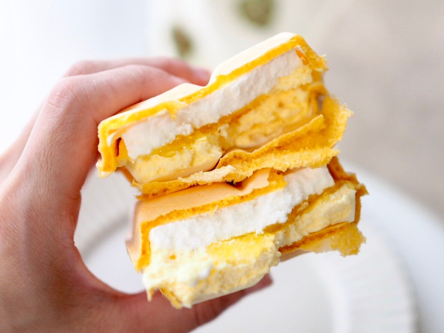 シャトレーゼ「DESSERTモナカ　瀬戸内レモンタルト」断面写真