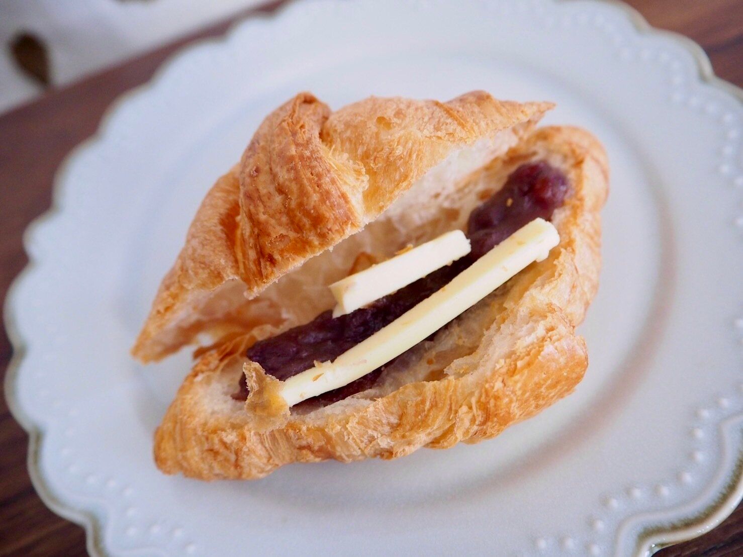 シャトレーゼ「自家炊きあんこと バターのクロワッサン」断面写真