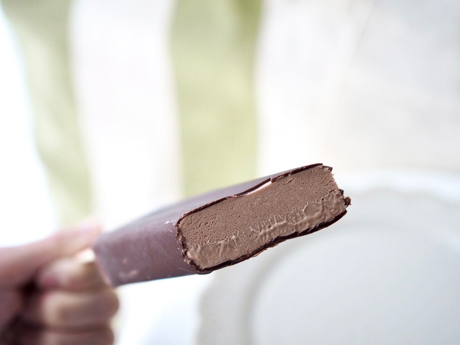 シャトレーゼ「クーベルチュールチョコレート使用 ショコラバー」断面写真