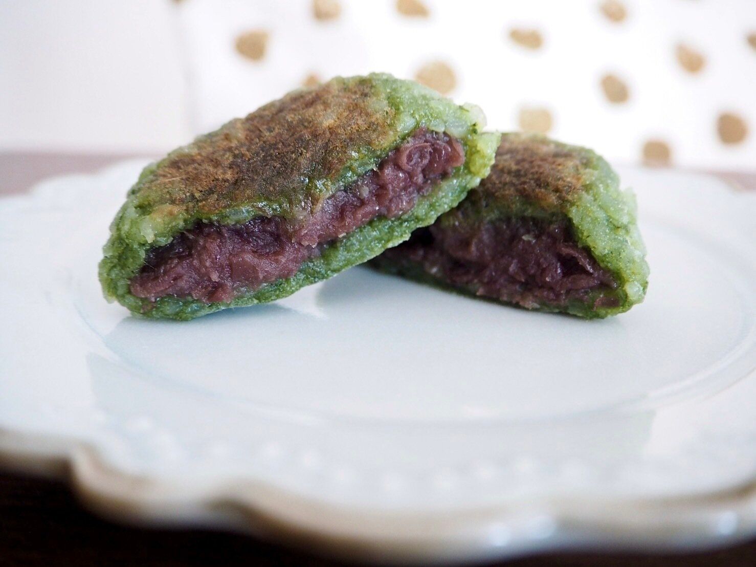 シャトレーゼ「粗搗き大福　よもぎ」断面写真