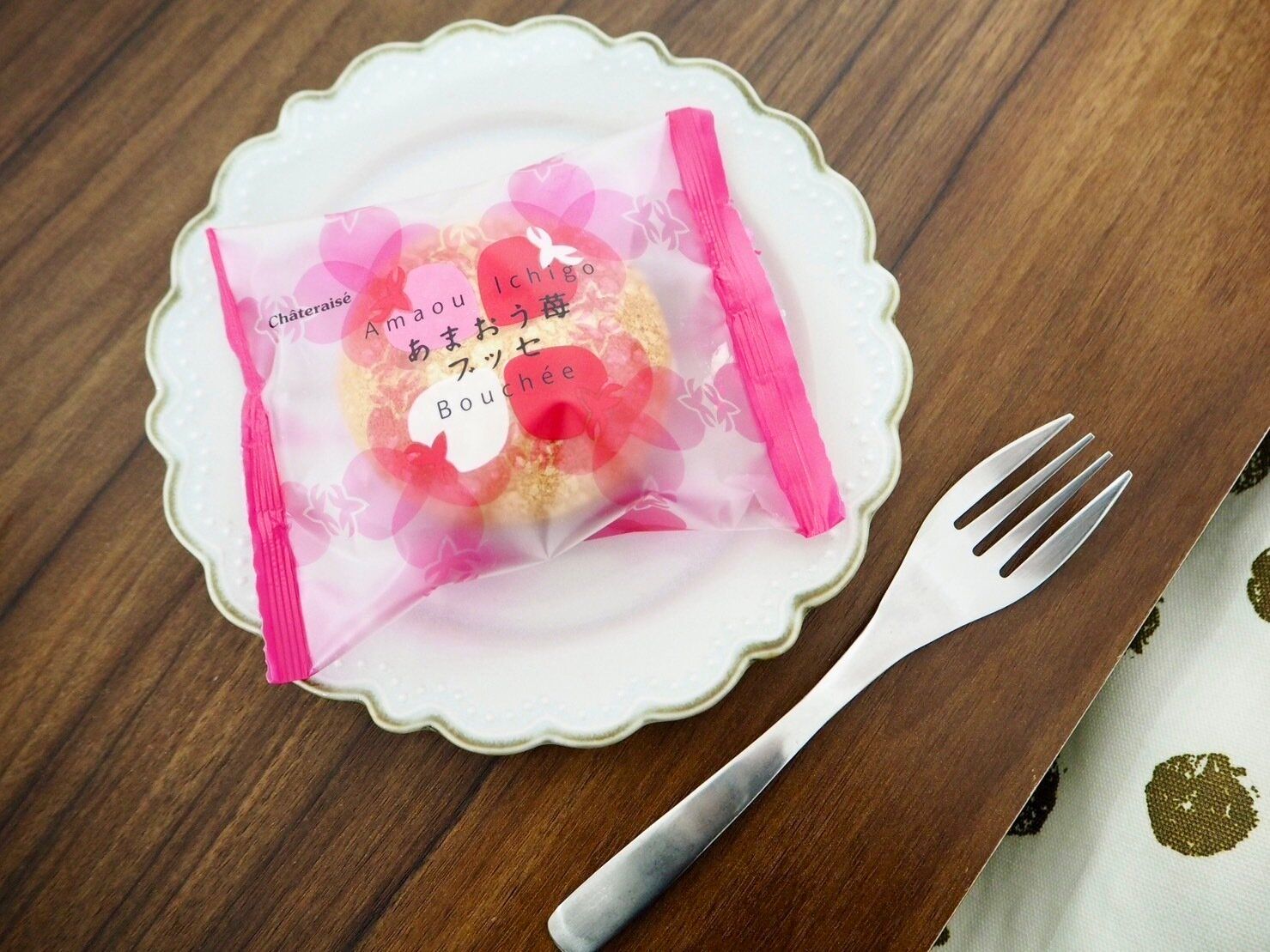 シャトレーゼ「あまおう苺ブッセ」商品写真