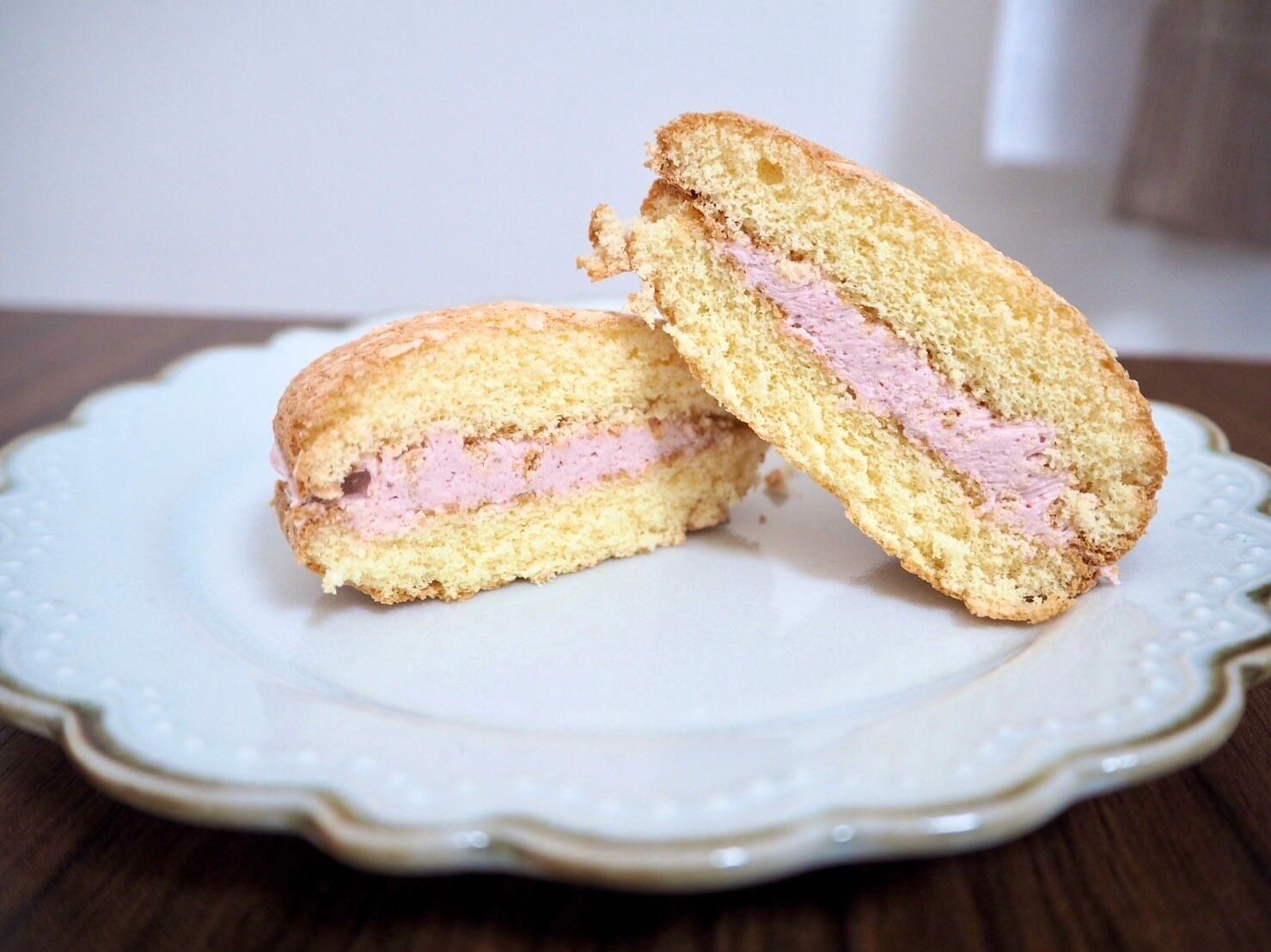 シャトレーゼ「あまおう苺ブッセ」断面写真