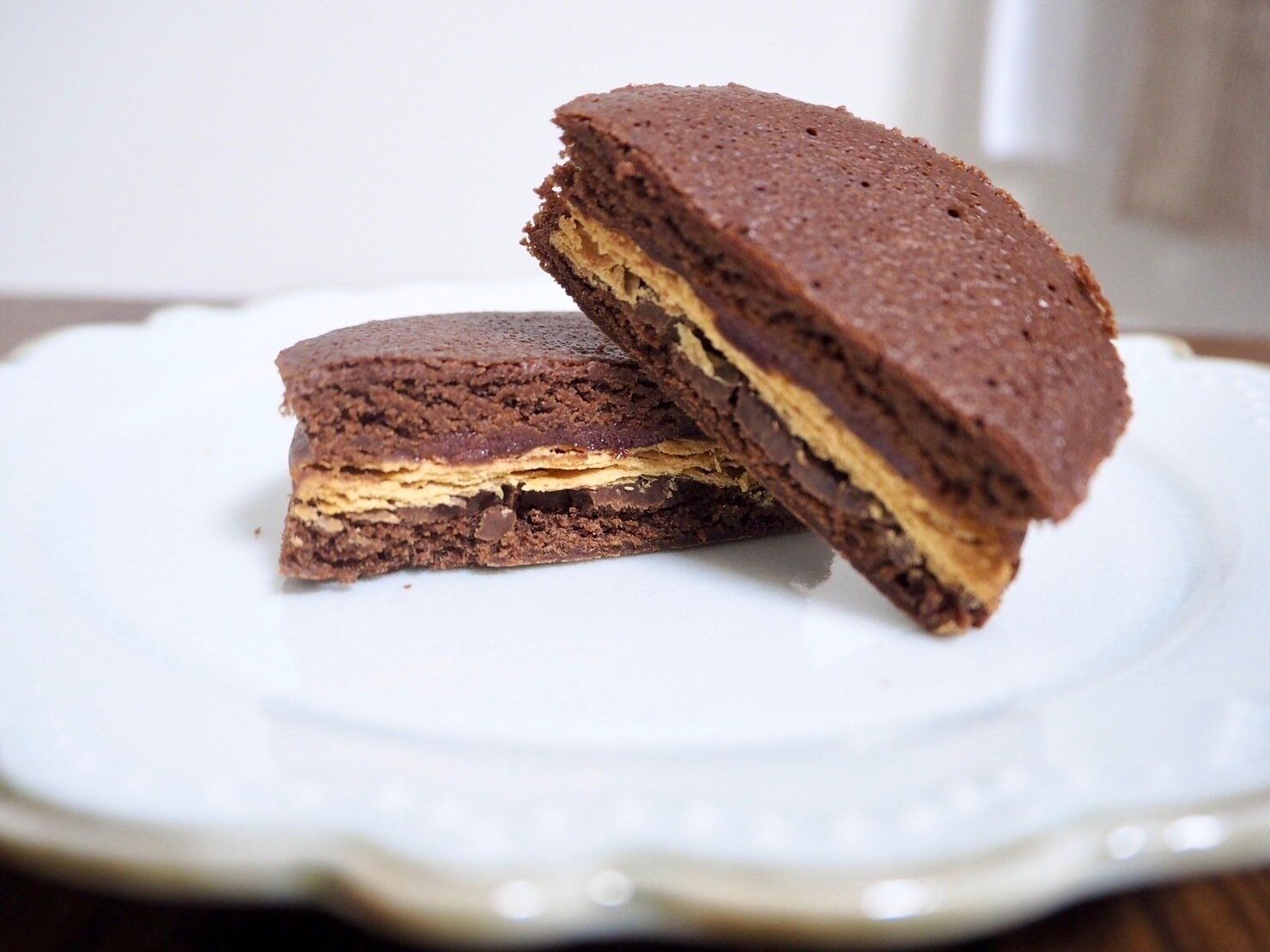 シャトレーゼ「フリアンショコラサンドパイ　あまおう苺」断面写真