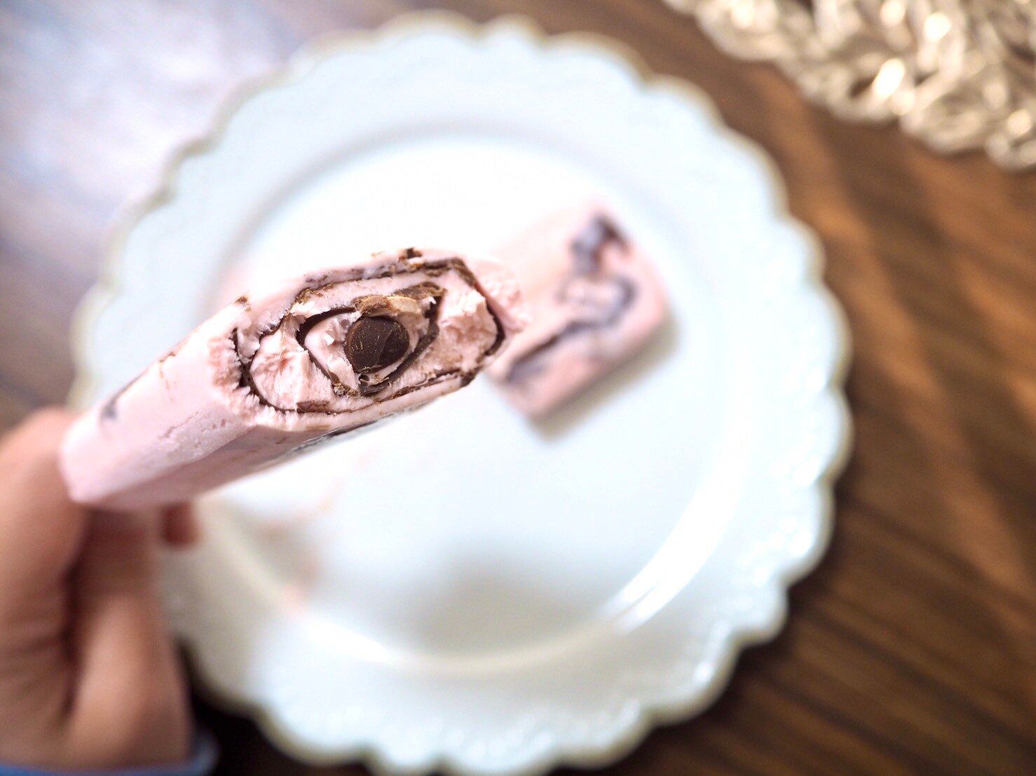 シャトレーゼ「チョコバッキー　スカイベリー」断面写真