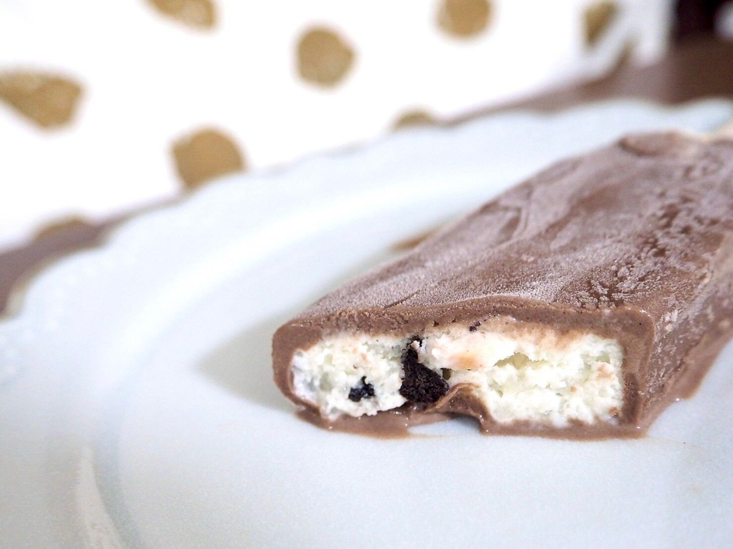 シャトレーゼ「やわらか氷バー　ショコラ&4種のチーズ」断面写真