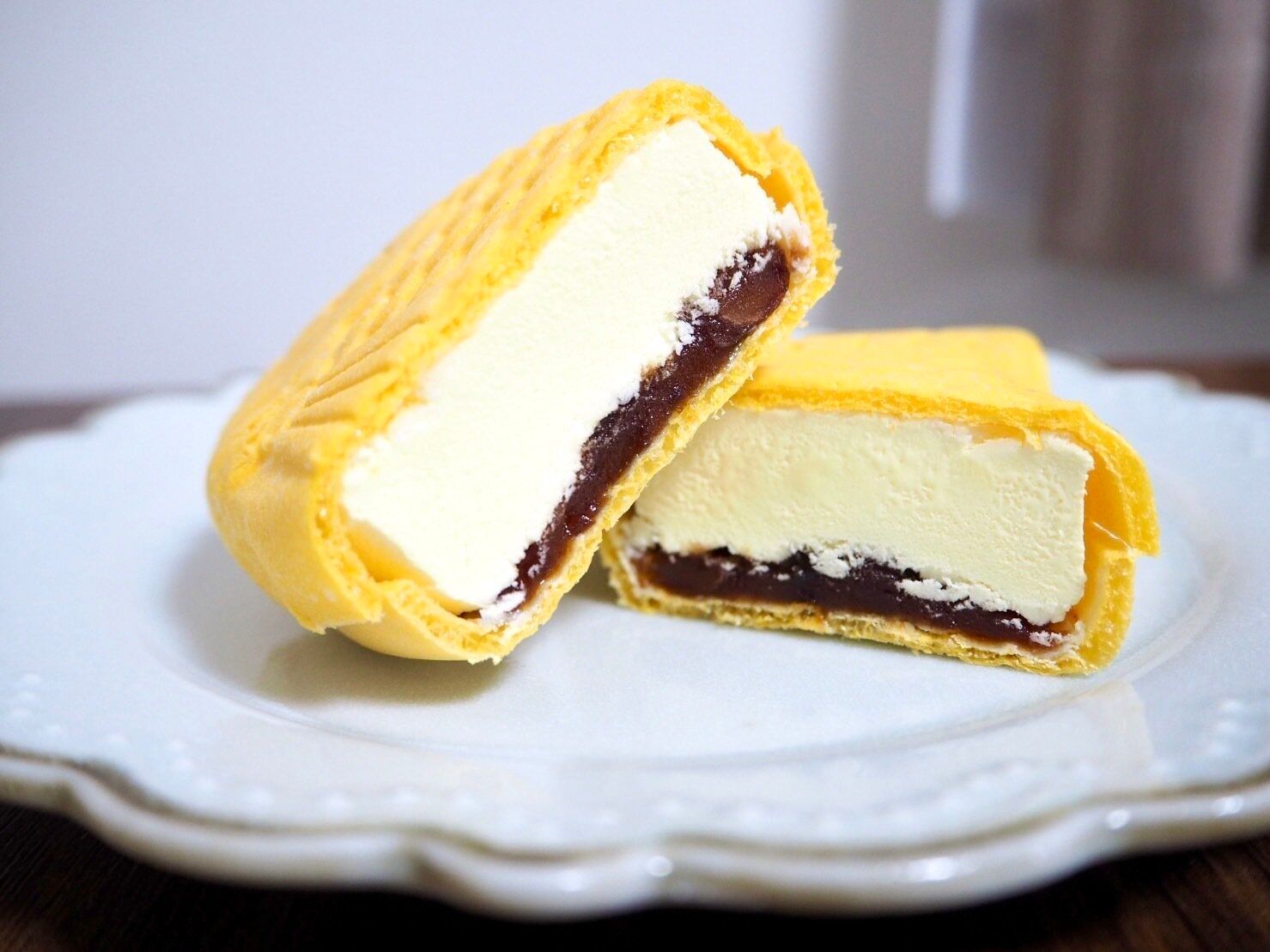 シャトレーゼ「和菓子アイス たい焼き最中 北海道発酵バター しっぽまであん」断面写真